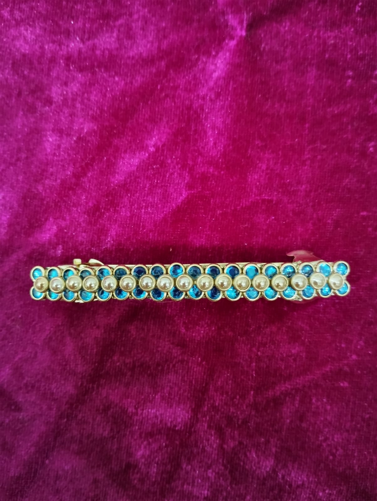 Blue stone with pearl design clip